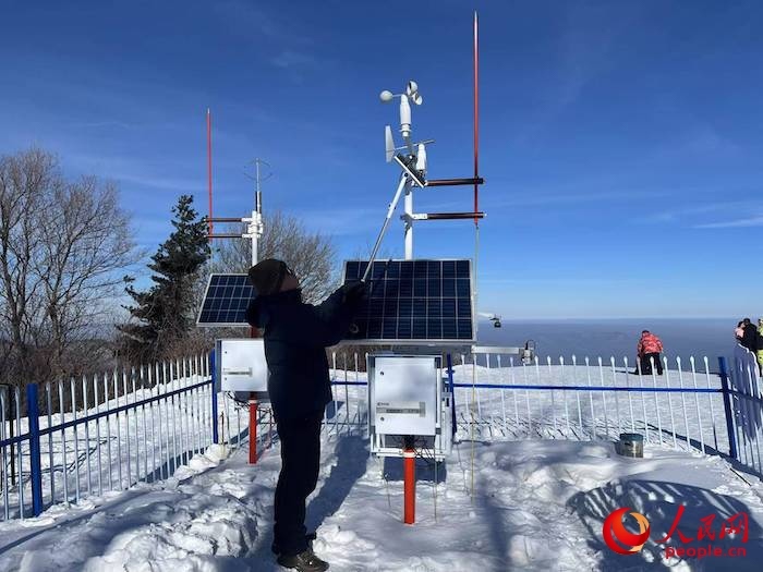 工作人員正在對(duì)氣象設(shè)備進(jìn)行日常維護(hù)。人民網(wǎng) 高清揚(yáng)攝