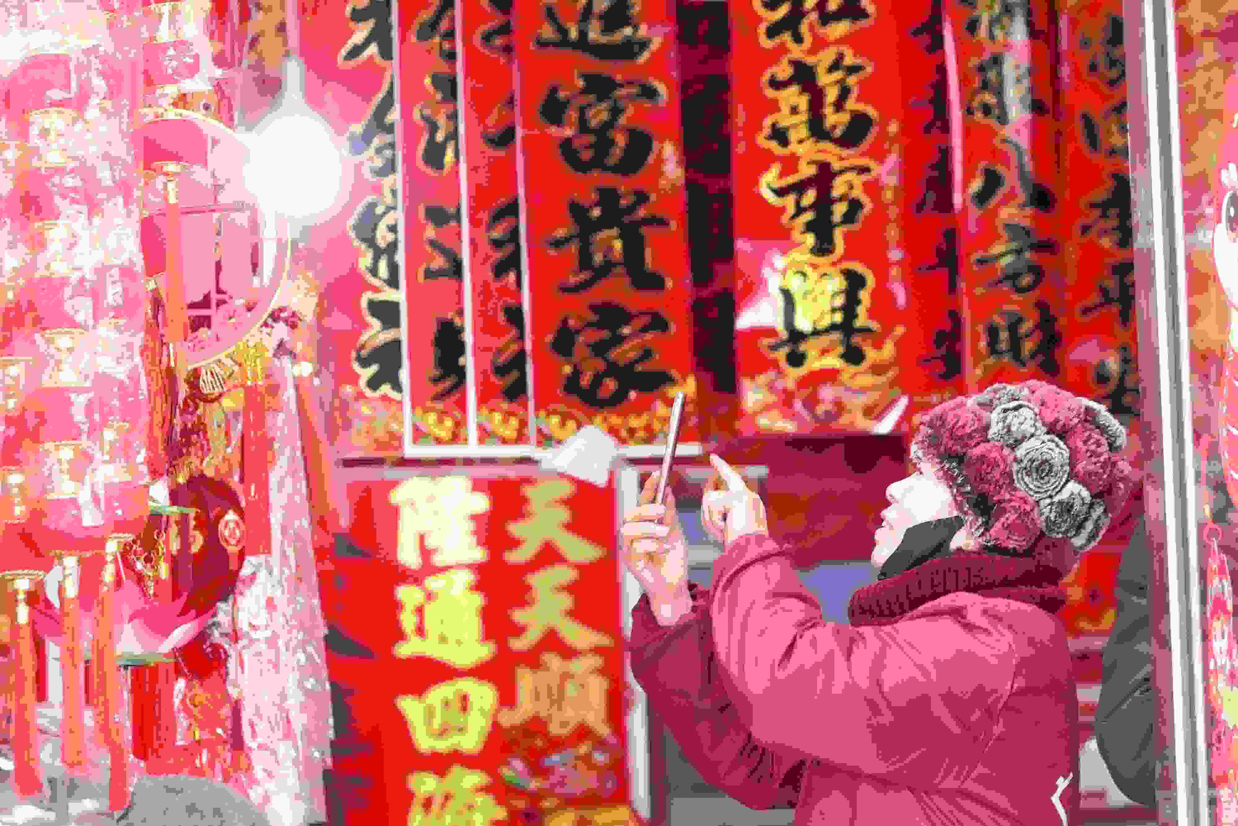 2025年1月5日，在山東省高密市夏莊鎮(zhèn)東李家村，商戶通過手機在網(wǎng)上推銷新春飾品。