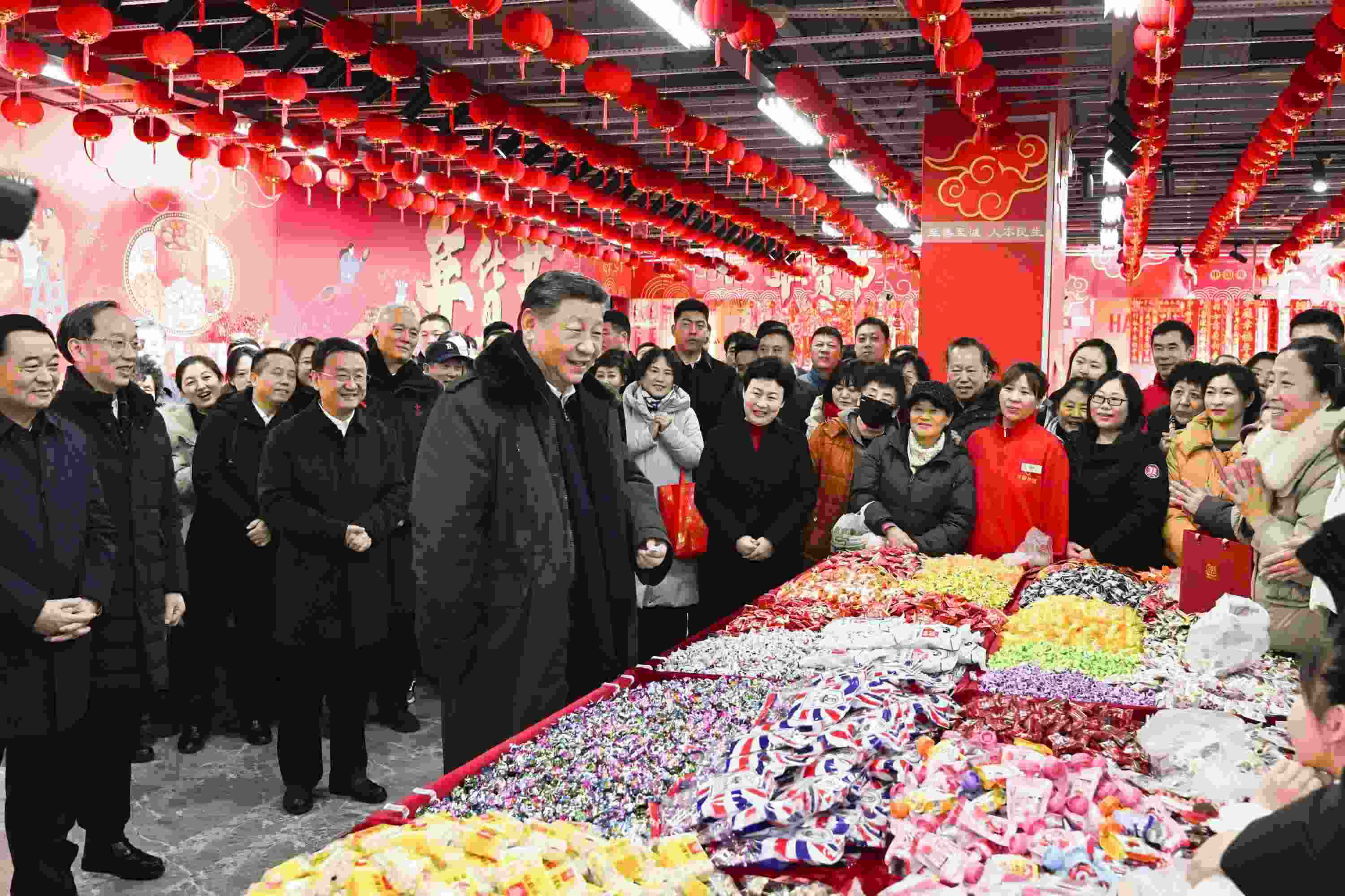 2025年1月23日，習(xí)近平總書記在遼寧沈陽(yáng)大東副食品商場(chǎng)考察時(shí)，同店主和顧客親切交流，向大家致以新春祝福。