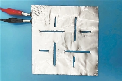 帶有矩形孔的袋式電池。圖片來源：英國《新科學(xué)家》雜志網(wǎng)站