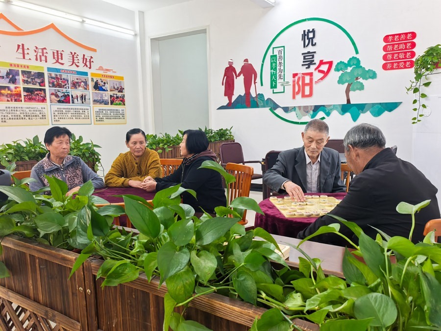 圖為湖北省咸寧市嘉魚縣潘家灣鎮(zhèn)四邑村養(yǎng)老服務(wù)驛站一角（2024年11月5日攝）。新華社記者 肖藝九 攝