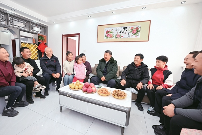 2025年1月22日至24日，中共中央總書記、國(guó)家主席、中央軍委主席習(xí)近平冒著嚴(yán)寒來到遼寧，看望慰問基層干部群眾。這是22日下午，習(xí)近平在葫蘆島市綏中縣明水滿族鄉(xiāng)祝家溝村考察時(shí)，同村民王寶維一家圍坐一起拉家常。 新華社記者 謝環(huán)馳/攝