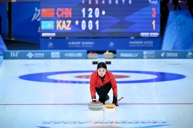 2月4日，中國隊選手韓雨在比賽中擲壺。新華社記者 江漢 攝