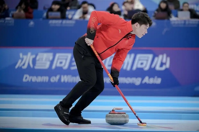 2月4日，中國隊選手王智宇在比賽中擦冰。新華社記者 江漢 攝
