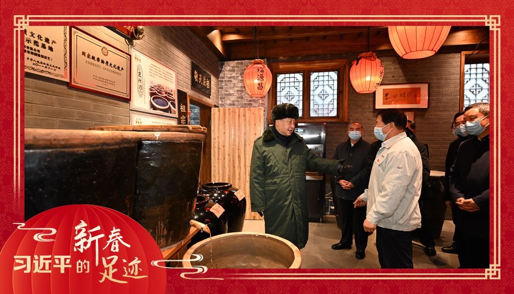 2022年1月27日，習(xí)近平總書(shū)記沿街巷察看山西平遙古城風(fēng)貌，走進(jìn)東湖老醋坊，了解當(dāng)?shù)亻_(kāi)展特色經(jīng)營(yíng)情況。