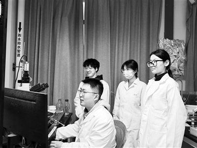 西安交通大學教授王昌河團隊在進行多巴胺分泌電化學檢測。受訪者供圖