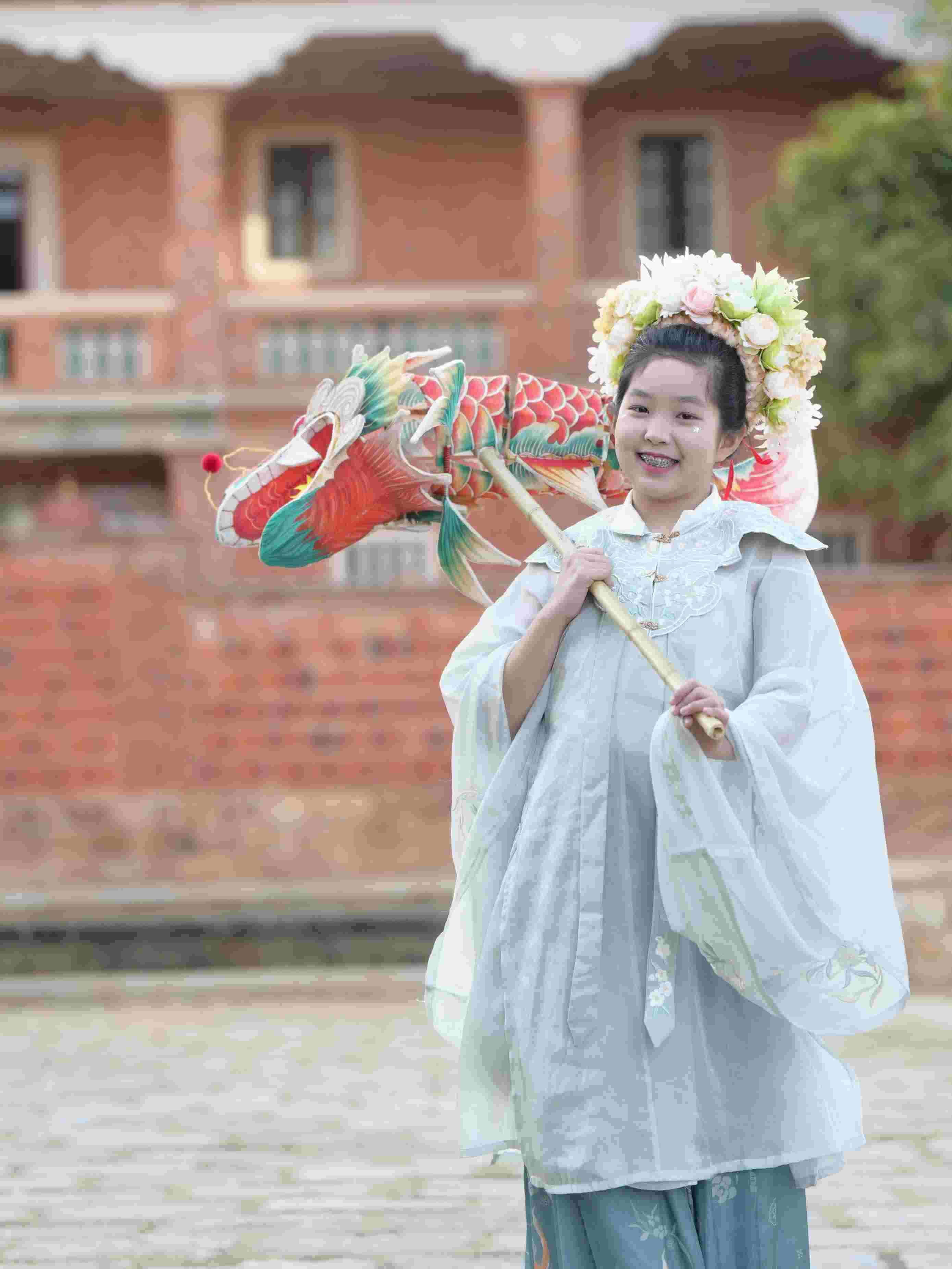 在泉州，沈女士為女兒拍下頭戴簪花的照片。受訪者供圖