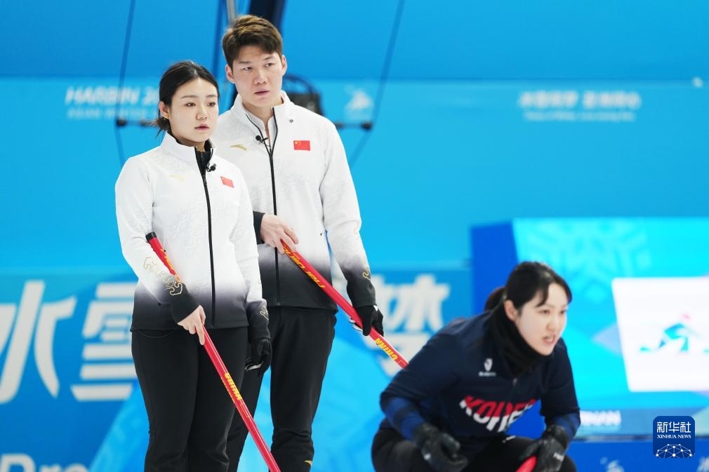 2月6日，中國(guó)隊(duì)選手王智宇（中）、韓雨（左）在比賽中。新華社記者 王松 攝