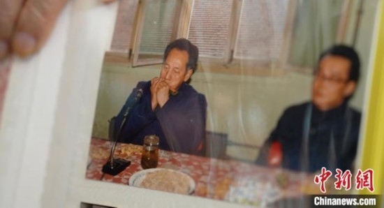 2月7日，劉潤(rùn)林展示1986年黃旭華(左)在同樂(lè)會(huì)上吹口琴的老照片。中新社記者 鄒浩 攝