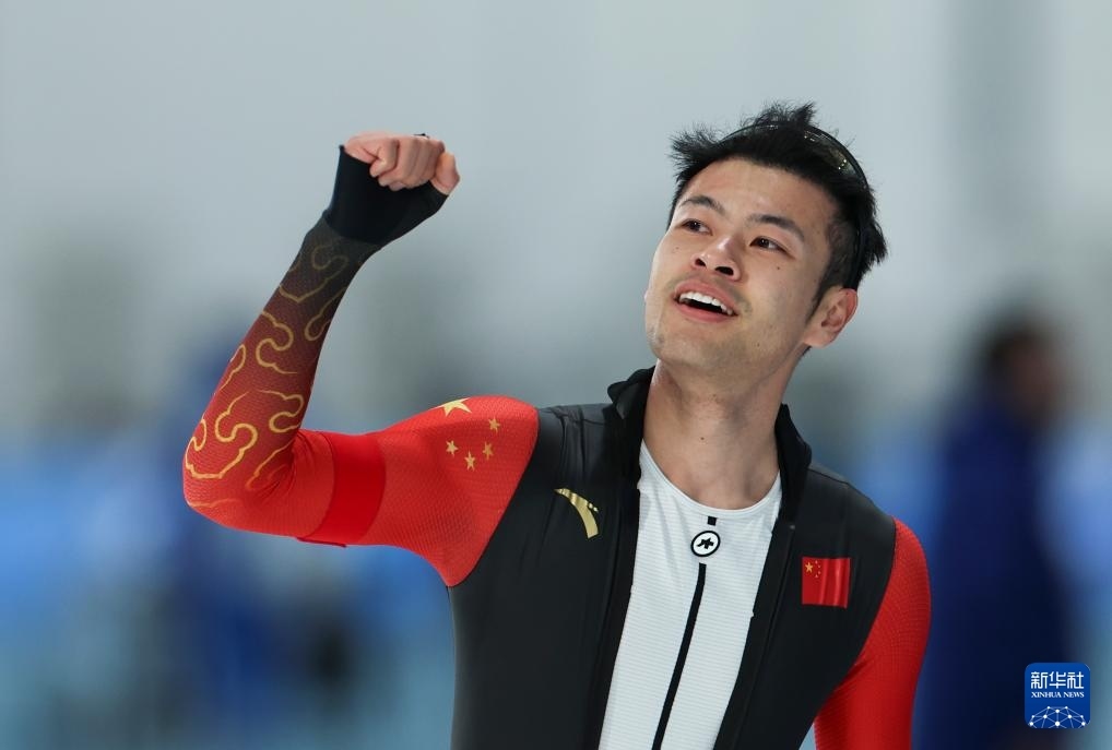 2月8日，寧忠?guī)r慶祝奪冠。新華社記者 王楷焱 攝