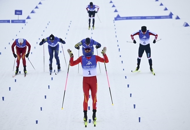 2月8日，王強(qiáng)（中）慶祝奪冠。新華社記者 張龍攝