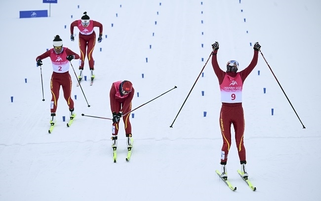2月8日，李磊（右一）沖過(guò)終點(diǎn)后慶祝奪冠。新華社記者 張龍攝