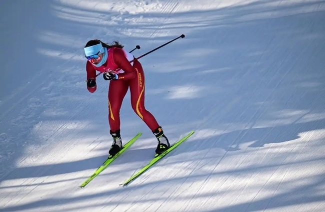 2月9日，中國隊(duì)選手巴亞尼·加林在比賽中。新華社記者 張龍攝