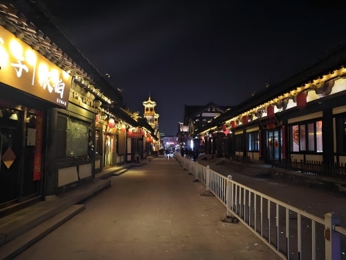 道歉公告發(fā)布后，夜晚10時(shí)的古城。人民網(wǎng)記者 黃鈺攝