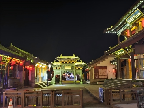 道歉公告發(fā)布后，凌晨5時(shí)的古城。人民網(wǎng)記者 黃鈺攝