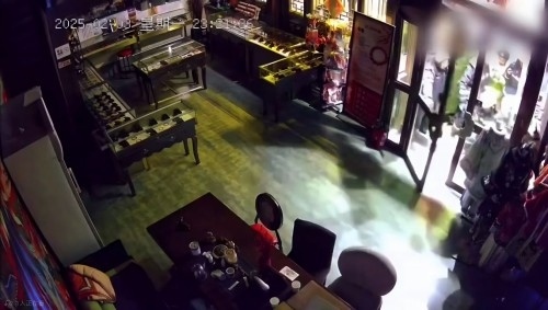 網(wǎng)傳“破門亮燈”畫面。網(wǎng)絡(luò)視頻截圖