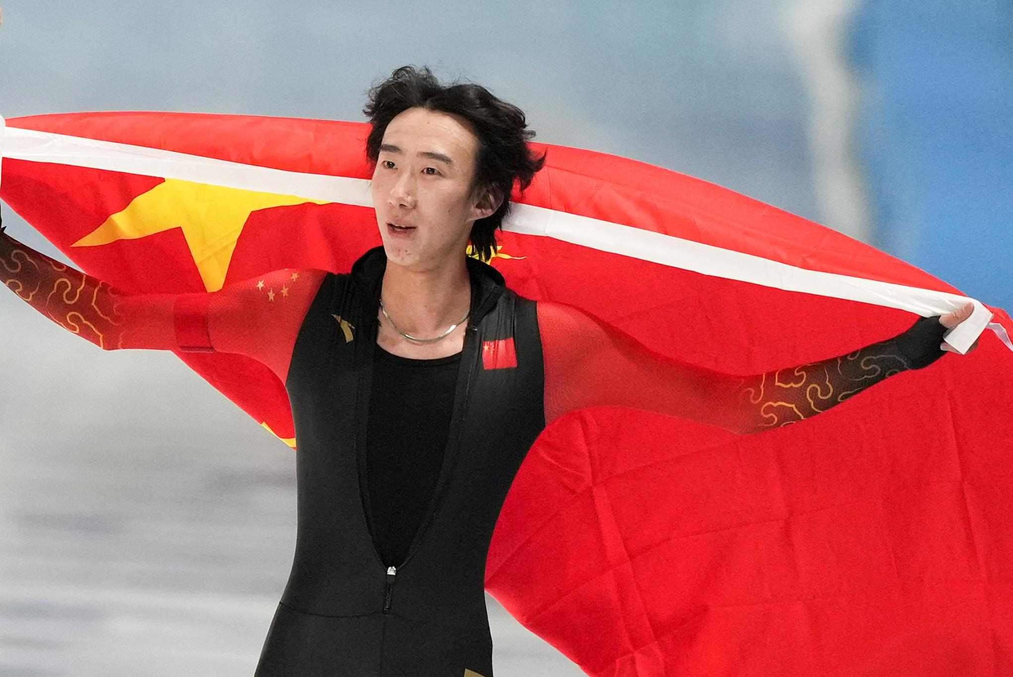 2月9日，吳宇慶祝奪冠。新華社記者 李一博 攝