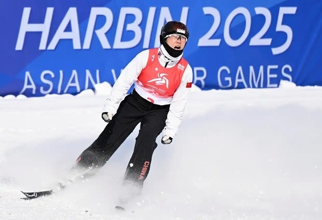 2月9日，徐夢桃在完成動作后慶祝。新華社記者 夏一方攝