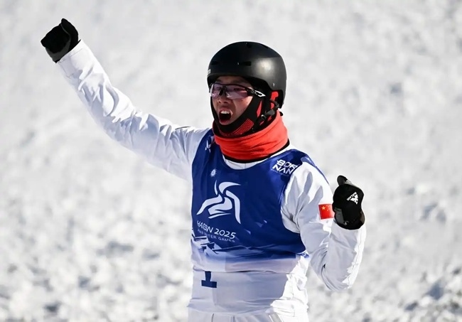 2月9日，李心鵬在比賽后慶祝。新華社記者 夏一方攝