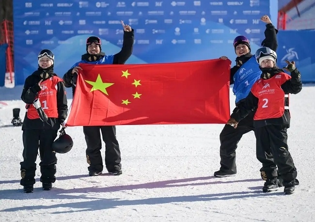 2月10日，中國隊(duì)選手張小楠、楊文龍、姜鑫杰與熊詩芮（從左至右）在比賽后慶祝。新華社記者 楊青攝