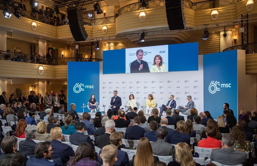 2024年2月18日，慕安會(huì)主席克里斯托夫·霍伊斯根（中左二）在德國(guó)慕尼黑舉行的第60屆慕尼黑安全會(huì)議上發(fā)表閉幕致辭。新華社記者 張帆 攝