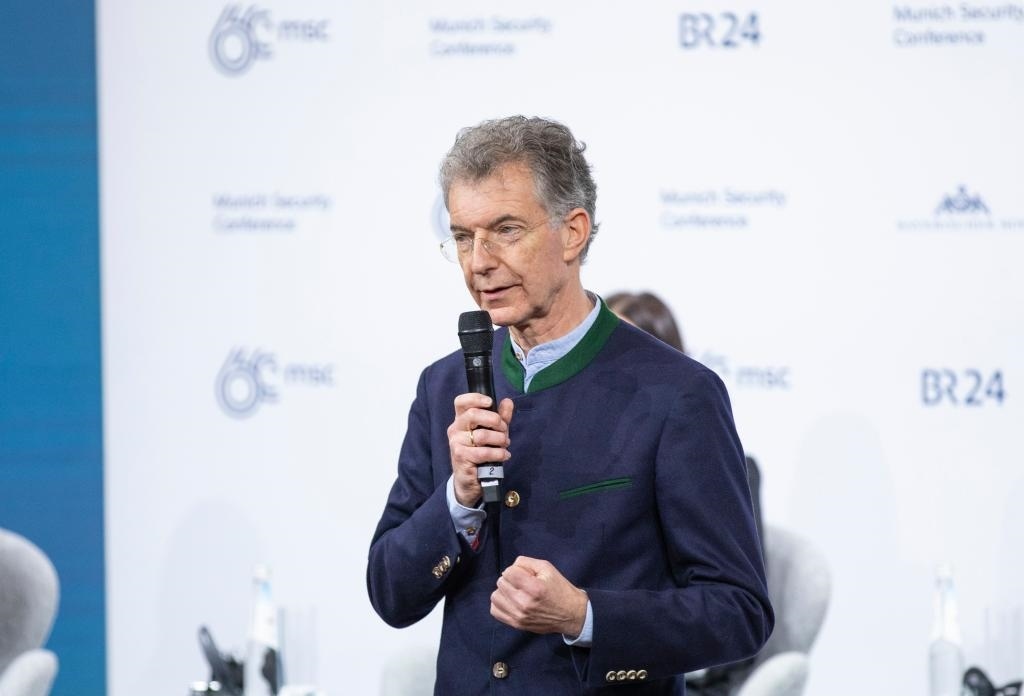 2024年2月18日，慕安會(huì)主席克里斯托夫·霍伊斯根在德國(guó)慕尼黑舉行的第60屆慕尼黑安全會(huì)議上發(fā)表閉幕致辭。新華社記者 張帆 攝