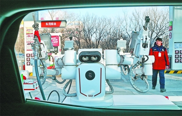 智能加油機(jī)器人在加能站工作。受訪者供圖