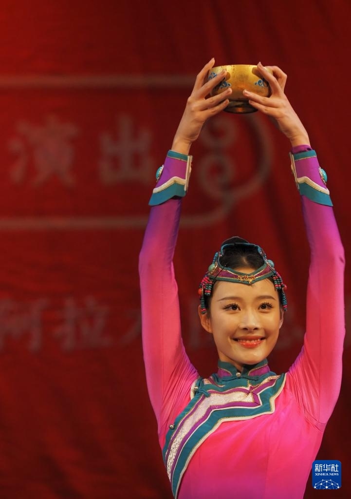 2月11日，在哈薩克斯坦阿拉木圖的阿拜國家歌劇和芭蕾舞劇院，中國演員表演舞蹈。新華社記者 趙宇 攝