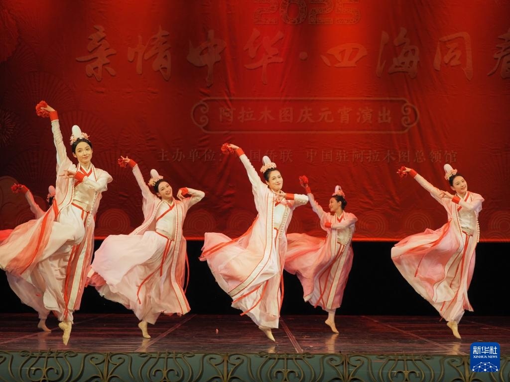 2月11日，在哈薩克斯坦阿拉木圖的阿拜國家歌劇和芭蕾舞劇院，中國演員表演舞蹈《元日霓裳》。新華社記者 趙宇 攝
