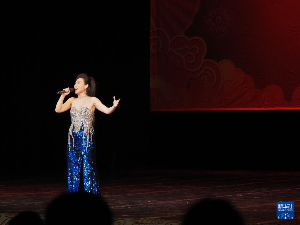 2月11日，歌手在哈薩克斯坦阿拉木圖的阿拜國家歌劇和芭蕾舞劇院演唱歌曲。新華社記者 趙宇 攝