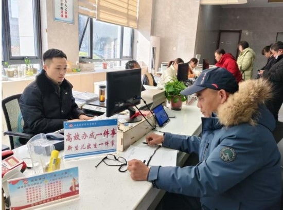 市民在 “高效辦成一件事” 窗口辦理業(yè)務(wù)。彭雪松攝