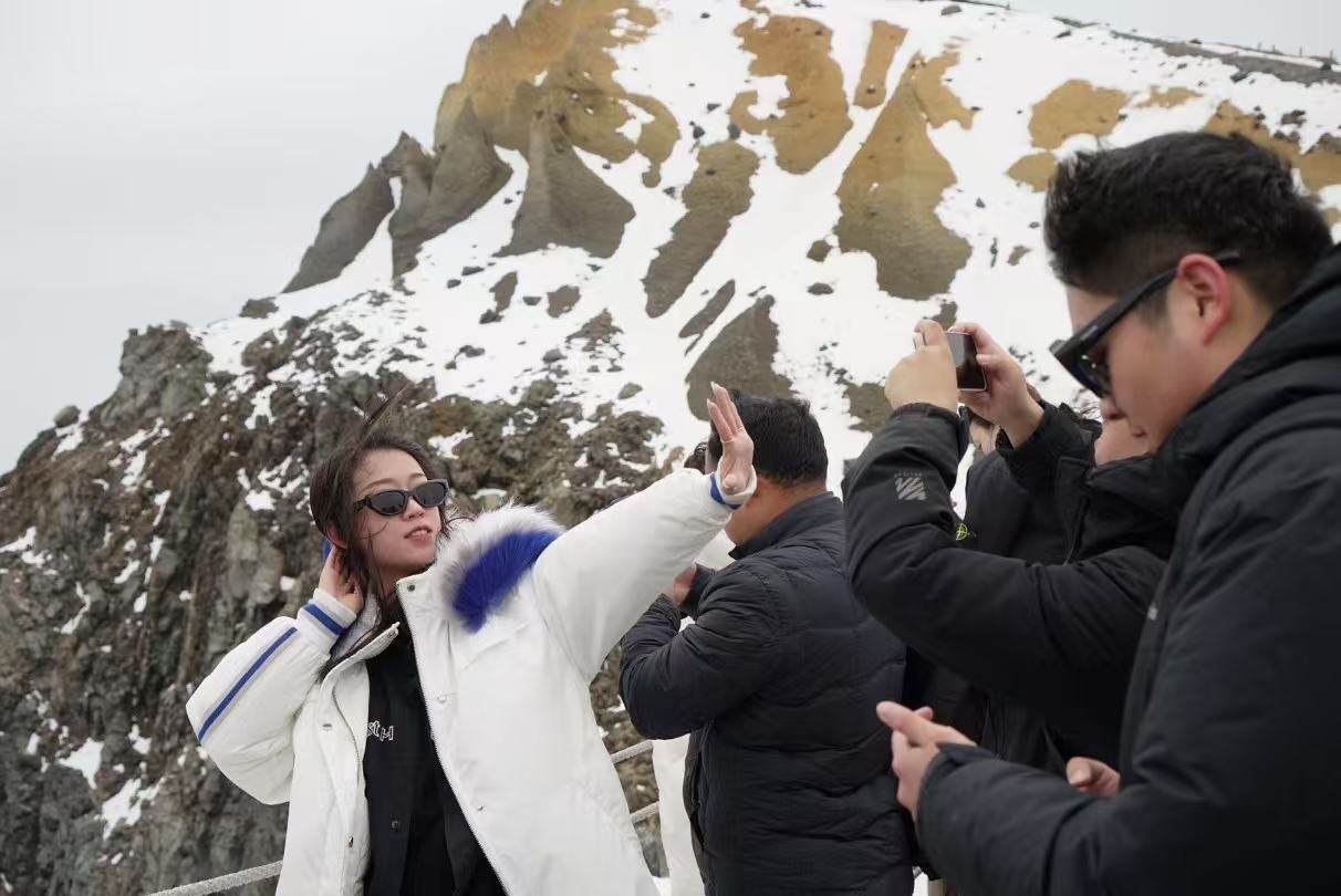 長白山天池旁游客拍照留念。人民網(wǎng) 皇甫萬里攝