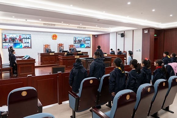 圖③：同學(xué)們開展模擬法庭活動(dòng)。