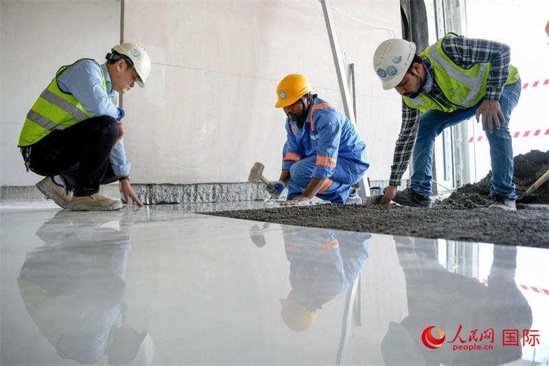 鋪地磚。人民網(wǎng)塔里克·易卜拉欣攝