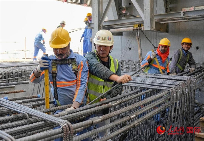 扎鋼筋。人民網(wǎng)塔里克·易卜拉欣攝
