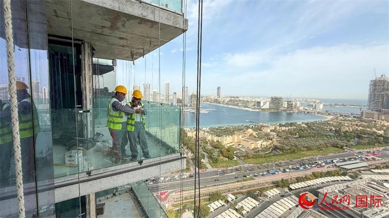 工人正在高層作業(yè)。人民網(wǎng)塔里克·易卜拉欣攝