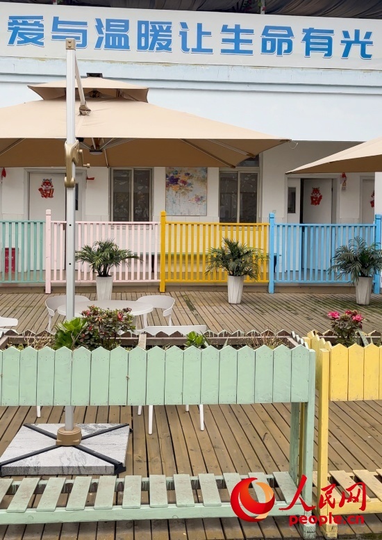 為讓“老小孩”住著開心，南泉鎮(zhèn)衛(wèi)生院設(shè)計(jì)成幼兒園風(fēng)格。人民網(wǎng) 陳葉欣攝