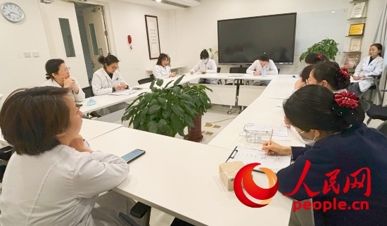 交班會(huì)上，海淀醫(yī)院安寧療護(hù)團(tuán)隊(duì)討論患者和家屬需求。人民網(wǎng)記者 金慧慧攝