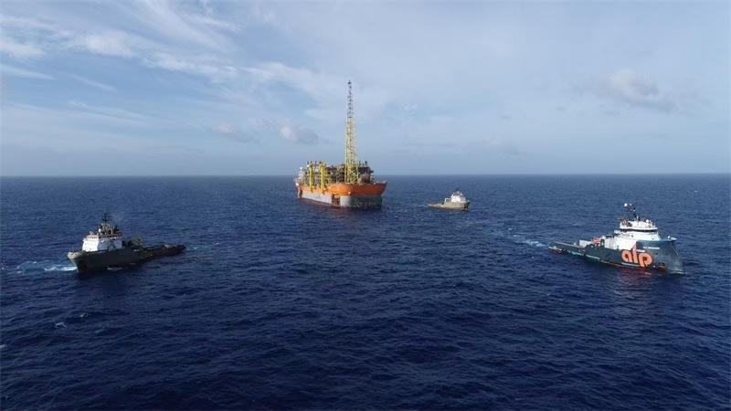 布濟(jì)烏斯七期項(xiàng)目浮式生產(chǎn)儲(chǔ)卸油裝置抵達(dá)油田區(qū)域。巴西國(guó)家石油公司供圖