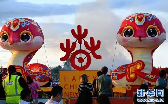 圖為游客在2025年奧克蘭元宵燈節(jié)游覽。（圖片由奧克蘭中國文化中心提供）