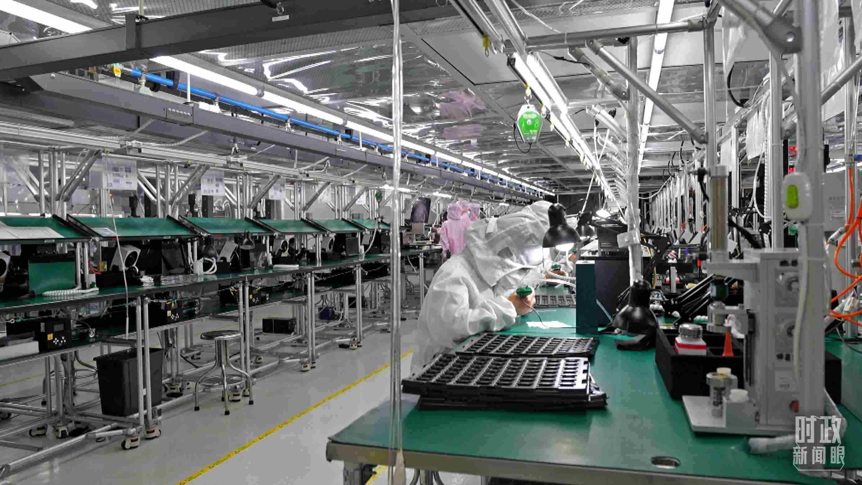 △四川省宜賓市極米光電有限公司的無塵車間光機組裝線。（總臺央視記者范學(xué)禹拍攝）