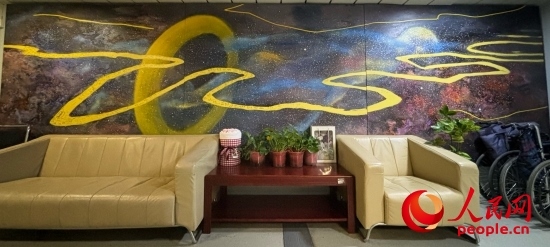 清華長庚醫(yī)院掛著一幅名為“生命長河”的畫，家屬將離世親人的名字寫在上面。人民網(wǎng) 陳葉欣攝