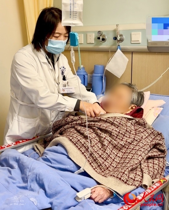 廖澤燕為張婆婆聽診。人民網(wǎng)記者 金慧慧攝