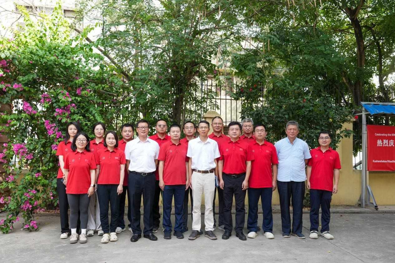 李強華與醫(yī)療隊合影。中國援桑醫(yī)療隊供圖