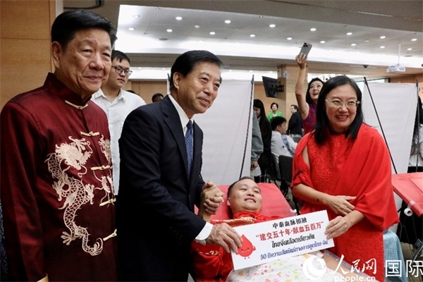 韓志強大使與獻(xiàn)血者代表合影。朱瀟逸攝