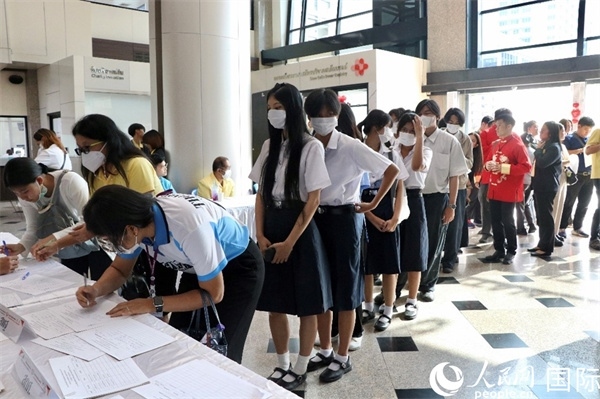 獻(xiàn)血者排隊填寫報名表。朱瀟逸攝