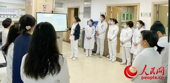 華西第四醫(yī)院姑息醫(yī)學(xué)科交班會上，護士介紹患者情況。人民網(wǎng)記者 金慧慧攝