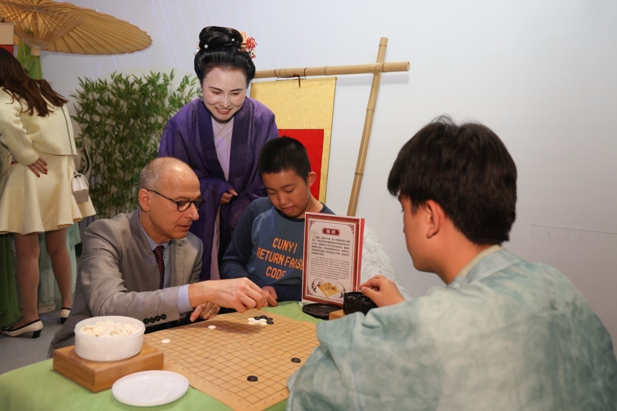 嘉賓體驗圍棋對弈。人民網記者 任皓宇攝