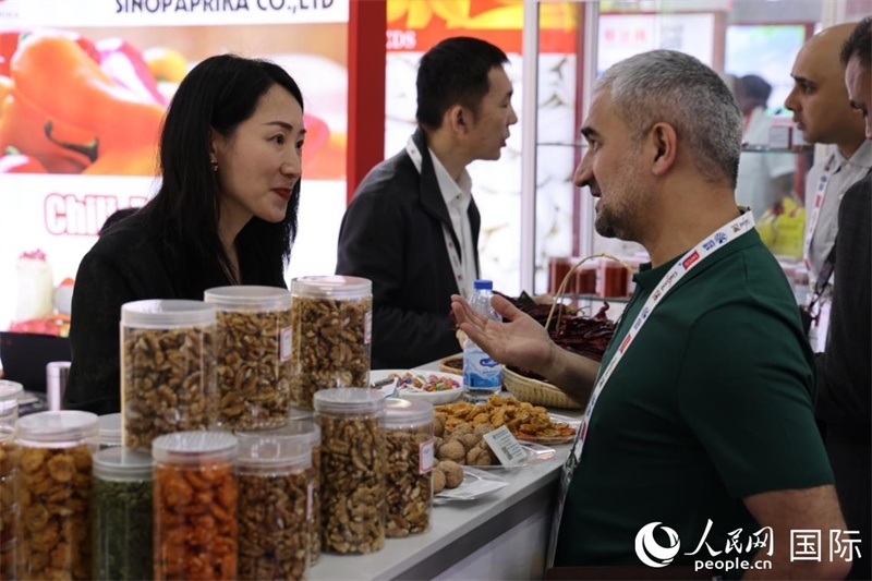 中外商家在第三十屆海灣食品展上交流。人民網(wǎng)記者 張志文攝