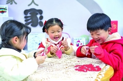 圖為孩子們在老師指導下制作蛇年主題剪紙。 新華社記者 徐昱攝